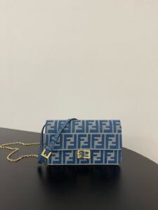 Fendi Elegant Shoulder Bag in Blue – Sleek Luxury Design for Timeless Sophistication