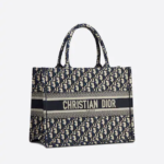 MEDIUM DIOR BOOK TOTE Blue Dior Oblique Embroidery (36 x 27.5 x 16.5 cm)