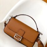 Fendi Baguette Bag – Timeless Elegance in Crocodile-Embossed Leather, Chic and Modern