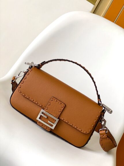 Fendi Baguette Bag – Timeless Elegance in Crocodile-Embossed Leather, Chic and Modern