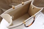 Fendi Shopper Tote – Elegant Leather Carryall for Timeless Sophistication
