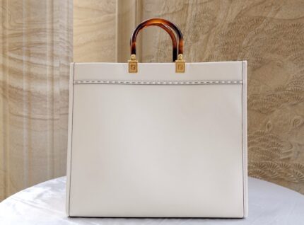 Fendi Shopper Tote – Elegant Leather Carryall for Timeless Sophistication
