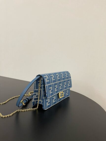 Fendi Elegant Shoulder Bag in Blue – Sleek Luxury Design for Timeless Sophistication