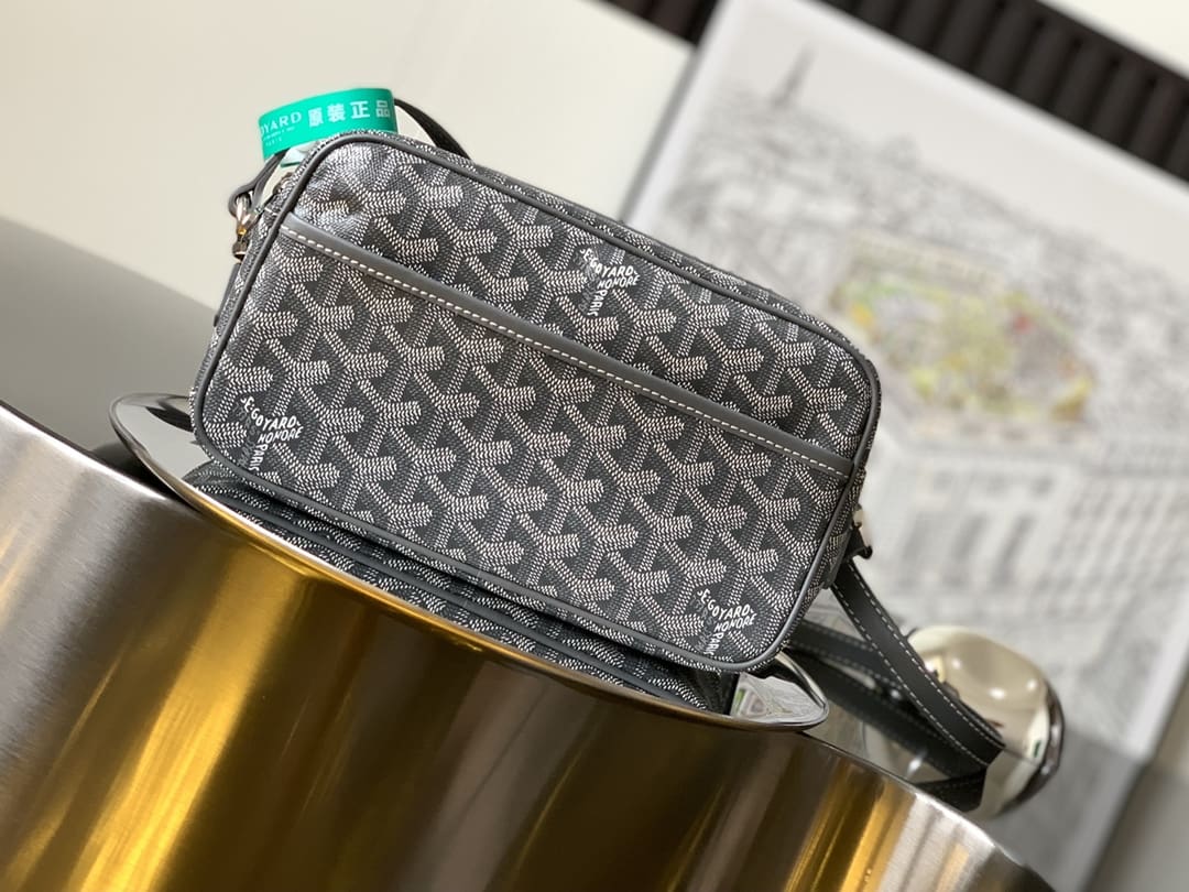 caf1f35d84a36c96e93371208096668829107dda205e877d482913a621bf3eeb.jpg GOYARD Cap-Vert PM Bag-Grey