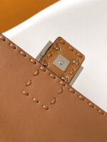 Fendi Baguette Bag – Timeless Elegance in Crocodile-Embossed Leather, Chic and Modern